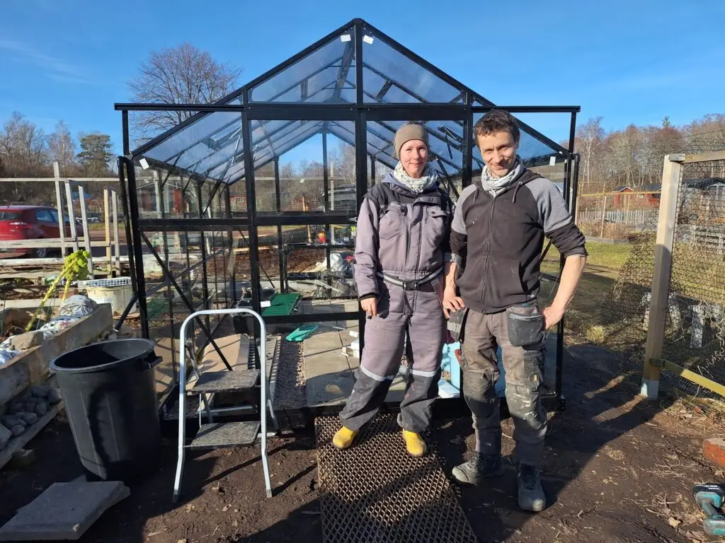Färdigställt växthus hos kund, byggt och monterat av Hindrikas Trix & Trädgård